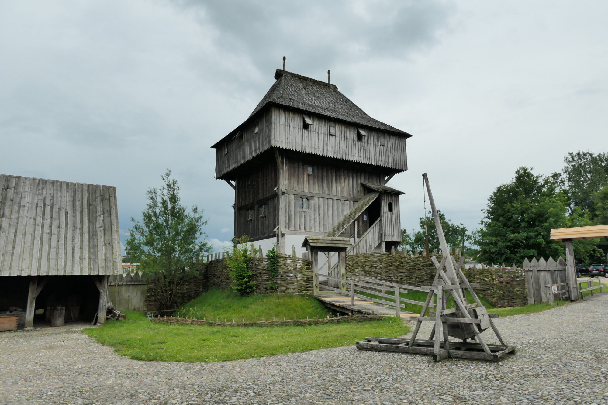 Trebuchet in front of the timber keep.